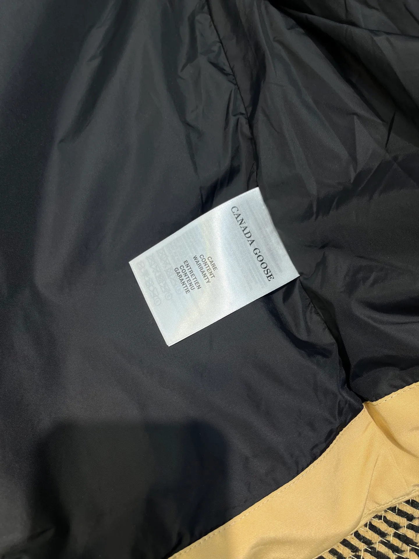 P660 Canadian Grandview black label women's short vest.  Constructed from Arctic Tech recycled fabric®, it features a cinchable hem for sleek styling and storage. Color: Polaris white, black, beige, soft light pink.  Size: s-xl